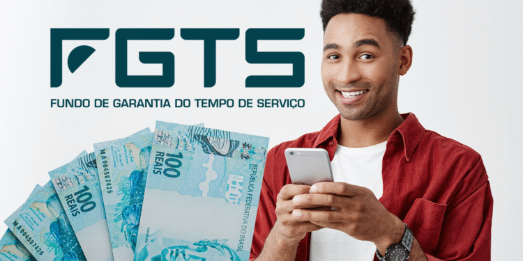 Homem feliz usando celular ao consultar saldo do saque-aniversário do FGTS 2025, com cédulas de 100 reais ao fundo.