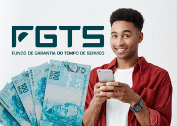 Homem sorridente segurando celular com cédulas de 100 reais ao lado e logo do FGTS ao fundo.