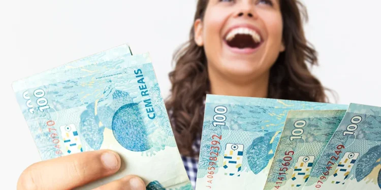 Pessoa feliz segurando cédulas de R$ 100, ilustrando o impacto de rumores sobre aumento no Bolsa Família.
