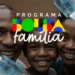 Família sorrindo com cédulas de R$ 100, simbolizando o impacto do Bolsa Família e os rumores sobre aumento do benefício.