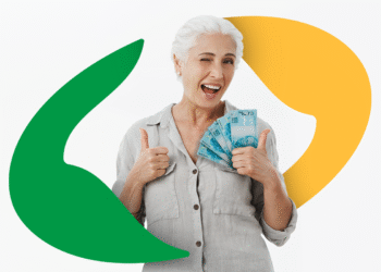 Idosa feliz com dinheiro na mão, comemorando o depósito do INSS acima de R$ 1.500.