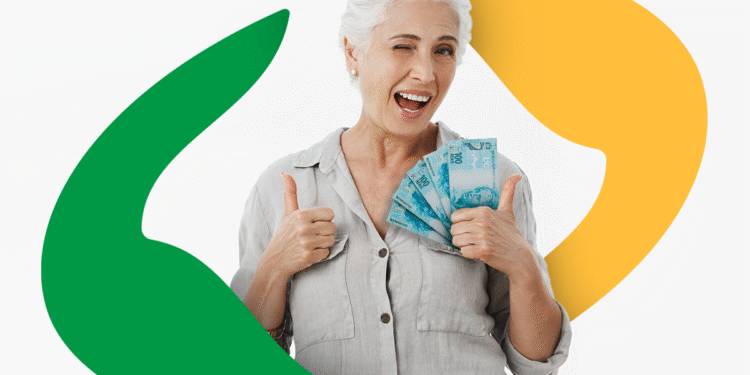 Idosa feliz com dinheiro na mão, comemorando o depósito do INSS acima de R$ 1.500.