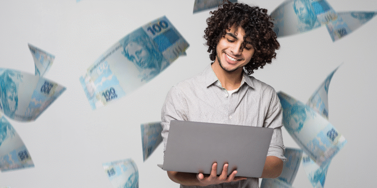 ovem sorridente segurando notebook com notas de 100 reais flutuando ao redor, representando o aumento do salário mínimo em 2026 para mais de R$ 1.600.