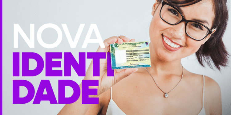Mulher sorridente segurando a nova Carteira de Identidade Nacional do Brasil