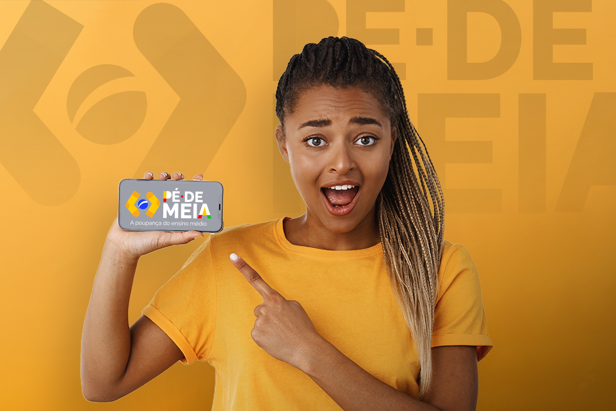 Mulher apontando para o celular com o aplicativo Pé-de-meia, destacando a opção de consulta de saldo.