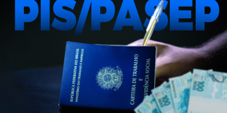 Homem segura uma Carteira de Trabalho e um caneta com notas de R$ 100 de reais espalhadas sobre a mesa, representando o pagamento do PIS/PASEP.
