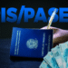 Homem segura uma Carteira de Trabalho e um caneta com notas de R$ 100 de reais espalhadas sobre a mesa, representando o pagamento do PIS/PASEP.