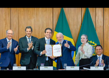 Presidente Lula sancionando a Lei nº 15.191 com membros do Congresso e do governo, que garante isenção de Imposto de Renda para trabalhadores brasileiros com até dois salários mínimos.