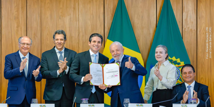 Presidente Lula sancionando a Lei nº 15.191 com membros do Congresso e do governo, que garante isenção de Imposto de Renda para trabalhadores brasileiros com até dois salários mínimos.
