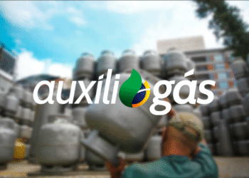 Logo do Programa Auxílio Gás com botijões de gás ao fundo.