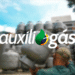 Logo do Programa Auxílio Gás com botijões de gás ao fundo.