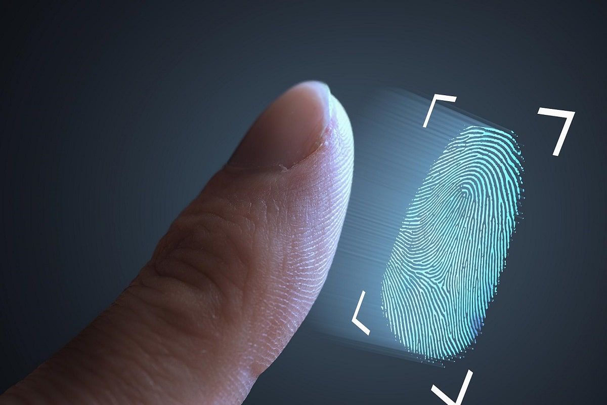 Leitor digitalizando impressão digital em scanner biométrico para verificação de identidade.