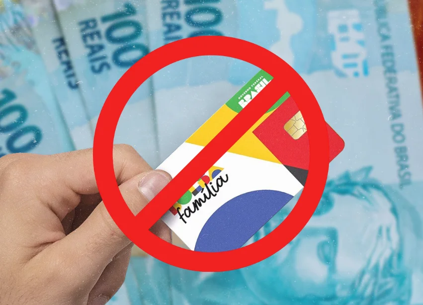 Cartão do Bolsa Família bloqueado com cédulas de 100 reais ao fundo, simbolizando motivos de bloqueio em 2025.