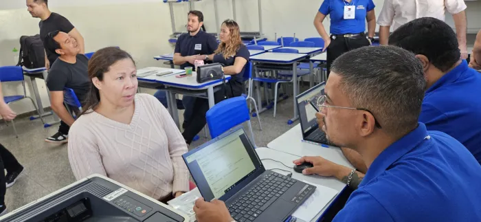 Atendimento em uma unidade do CRAS com cidadãos sendo assistidos por servidores.