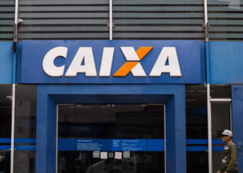 Agência da CAIXA com homens passando na frente, destacando a opção de antecipação de saques do FGTS.