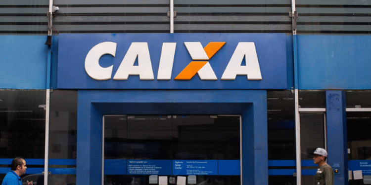 Agência da CAIXA com homens passando na frente, destacando a opção de antecipação de saques do FGTS.