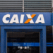 Agência da CAIXA com homens passando na frente, destacando a opção de antecipação de saques do FGTS.