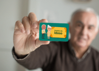 Imagem de um idoso segurando a Carteira do Idoso, destacando o acesso a benefícios para idosos no Brasil.