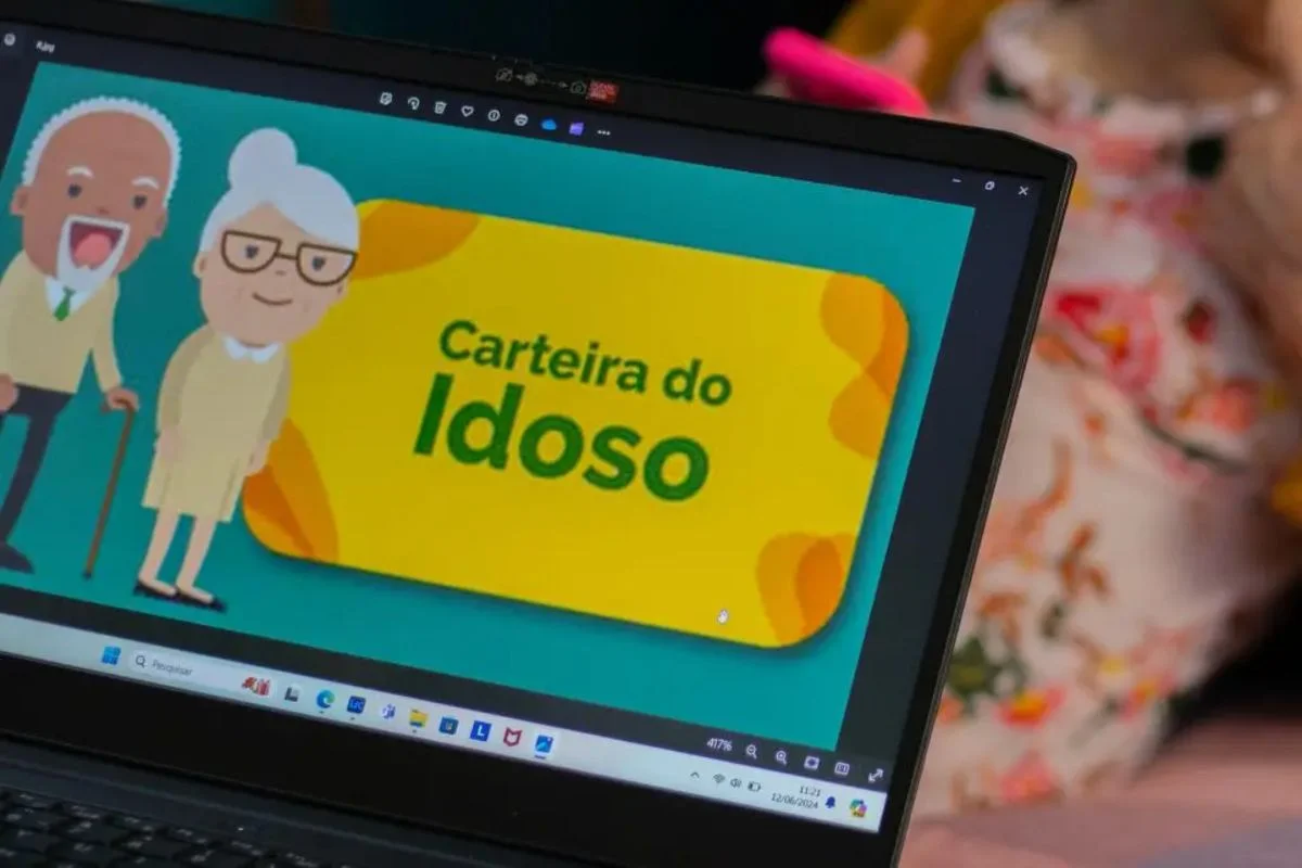 Imagem ilustrativa de uma Carteira do Idoso com personagens animados representando idosos sorrindo.