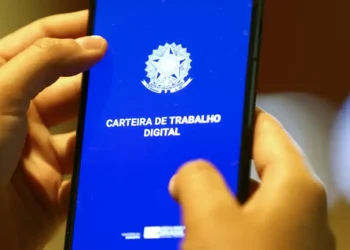 Imagem da tela do smartphone exibindo a carteira de trabalho digital brasileira.