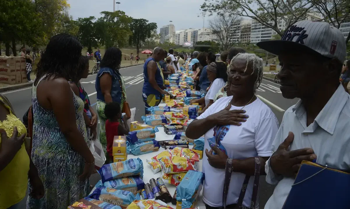 Ação comunitária no Ceará Sem Fome, com voluntários distribuindo alimentos para pessoas em situação de vulnerabilidade.