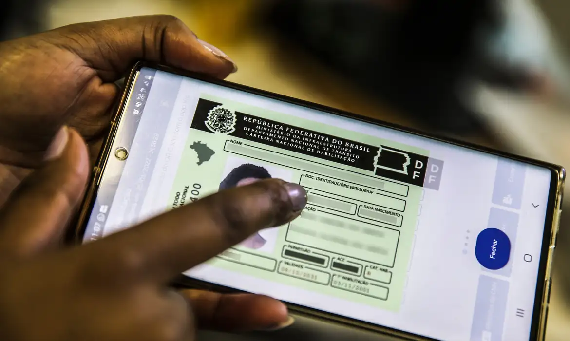 Pessoa acessando a versão digital da CNH em um smartphone