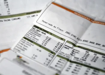 Conta de luz com bandeira vermelha 2 em agosto, aumento no valor devido a custos de energia.