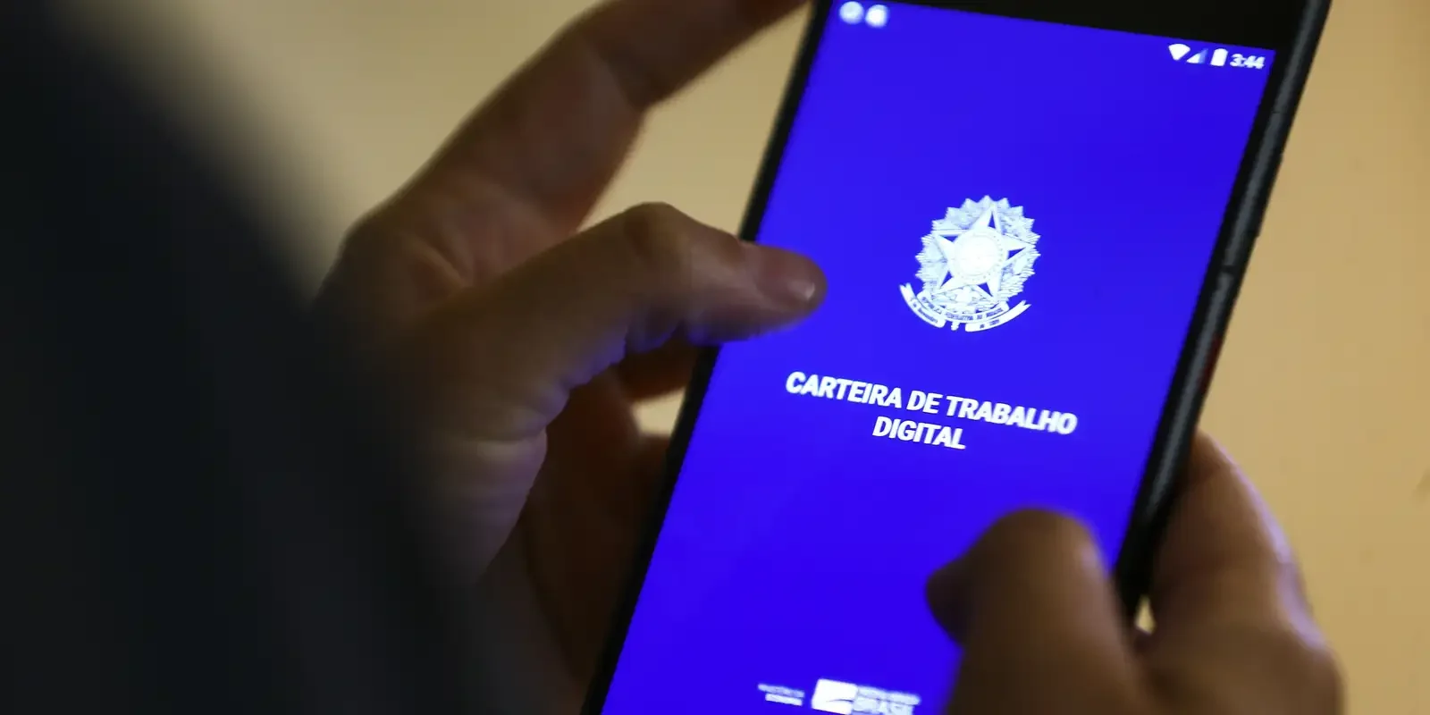 Tela mostrando o aplicativo Carteira de Trabalho Digital com o logo e o nome do serviço.
