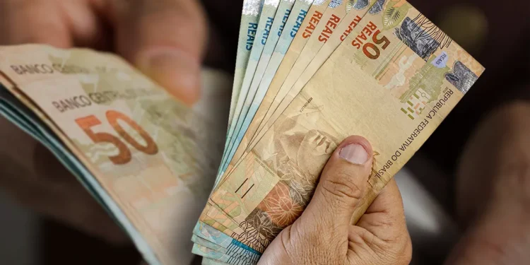 Notas de R$ 50,00 representando o valor do BPC de agosto, que é de R$ 1.518,00