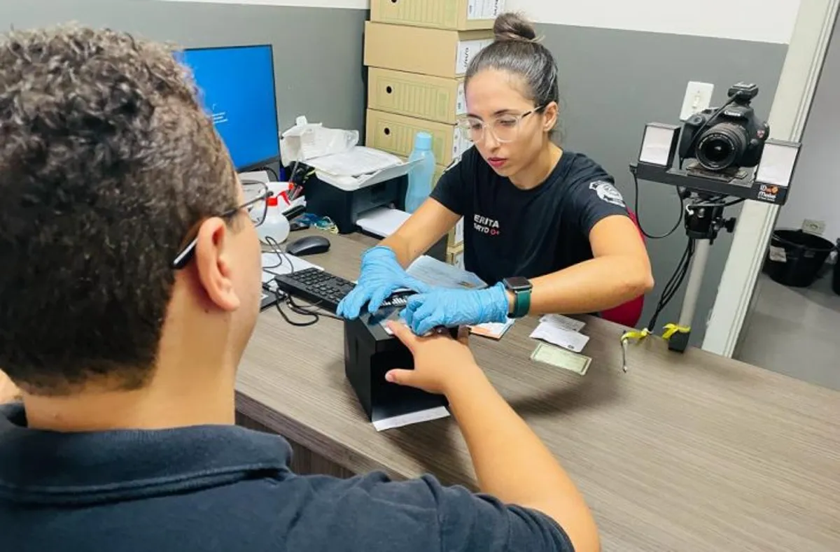 Funcionária auxiliando na emissão do novo RG aos sábados em Campo Grande