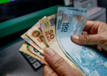 Notas de R$ 100, R$ 50 e R$ 20 representando pagamento do Pix extra pelo Caixa Tem em agosto