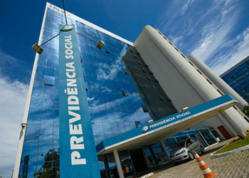 Reembolso INSS - prédio da Previdência Social com placa e céu azul ao fundo