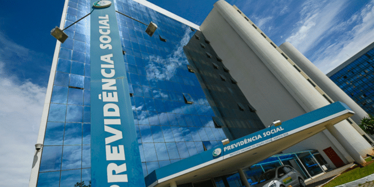 Reembolso INSS - prédio da Previdência Social com placa e céu azul ao fundo