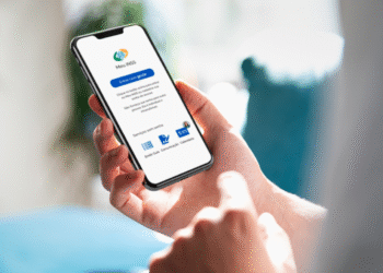 Pessoa acessando o aplicativo Meu INSS para consultar benefício