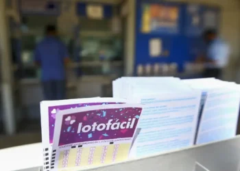 Imagem promocional da Lotofácil da Independência, com cartela visível e destaque para a premiação de R$ 220 milhões. Apostas abertas até 6 de setembro.