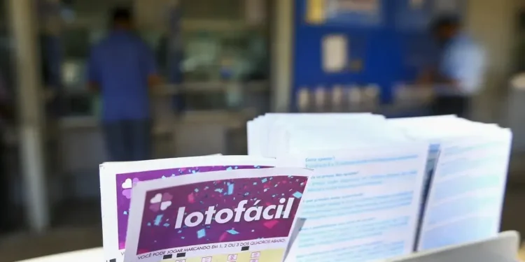 Imagem promocional da Lotofácil da Independência, com cartela visível e destaque para a premiação de R$ 220 milhões. Apostas abertas até 6 de setembro.