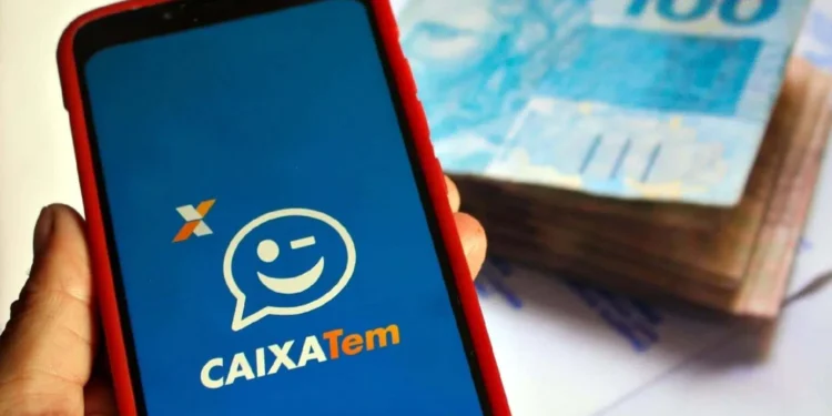 Aplicativo CAIXA Tem na tela de smartphone, com notas de R$ 100 reais ao fundo. Imagem simboliza os pagamentos do Bolsa Família e Auxílio Gás.