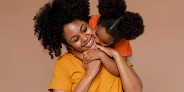 Mãe e filha sorrindo juntas em um momento de carinho, representando a relação entre as mães de Pernambuco e o novo pagamento de R$ 300.