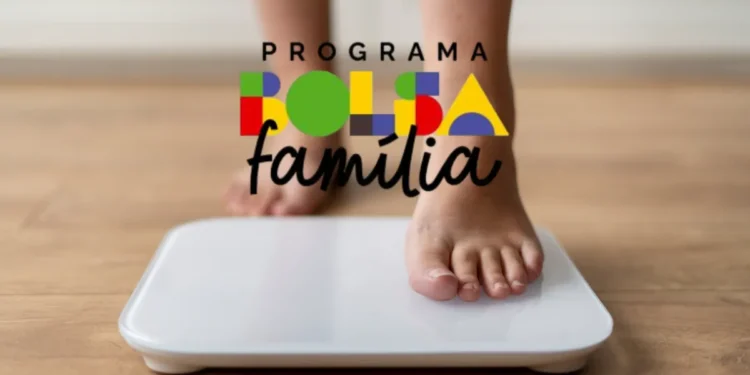 Criança sendo pesada durante o mutirão de pesagem do Bolsa Família em Jaú (SP)