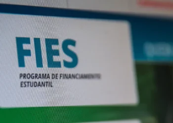Tela com o logo do FIES destacando o Programa de Financiamento Estudantil