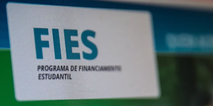 Tela com o logo do FIES destacando o Programa de Financiamento Estudantil