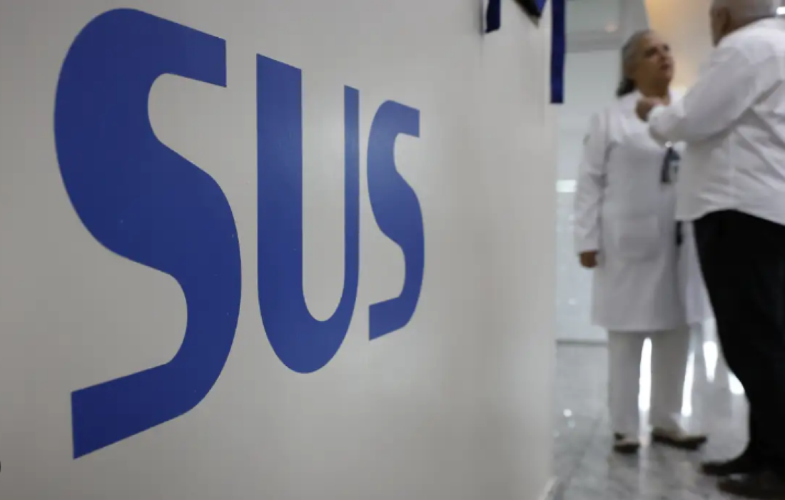 Logotipo do SUS com profissionais de saúde em atendimento.
