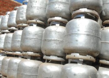 Botijões de gás empilhados em depósito