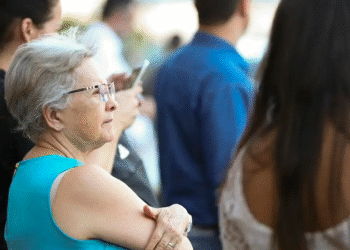 Idosa esperando para realizar a Prova de Vida 2025
