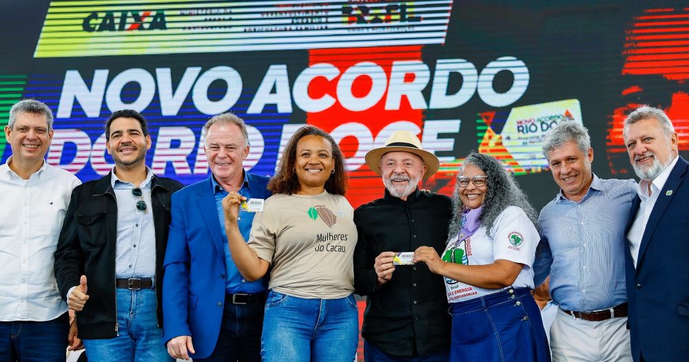 Autoridades e beneficiárias durante anúncio do novo acordo do Rio Doce