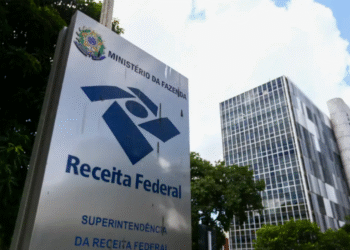 Placa de identificação da Receita Federal em frente ao prédio do Ministério da Fazenda.