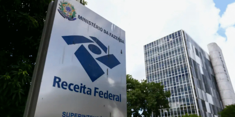 Placa de identificação da Receita Federal em frente ao prédio do Ministério da Fazenda.