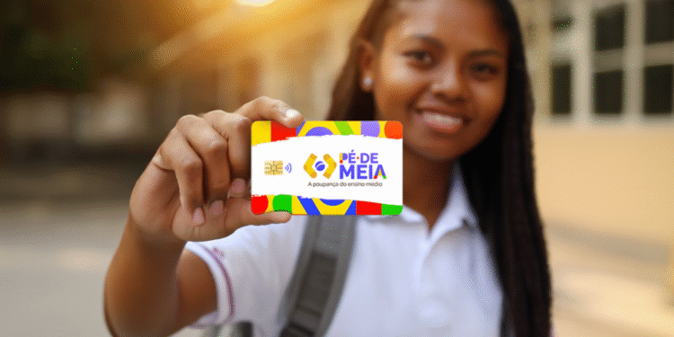 Pé de Meia 2025: Aluna exibindo cartão do programa com fundo de escola ao pôr do sol