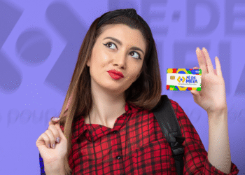 Jovem segurando cartão Pé de Meia com fundo roxo e texto desfocado