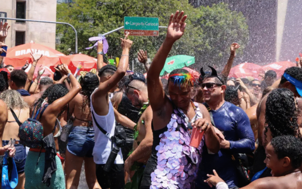 Foliões comemorando o Carnaval em 2026.